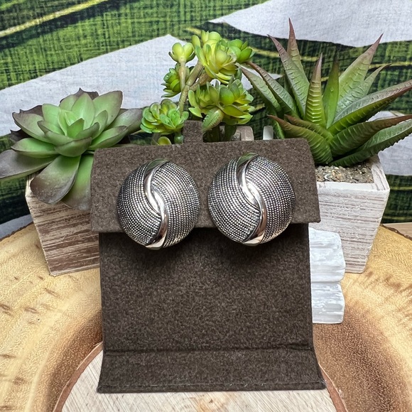 VTG| Napier Screw Back Earrings 🤍✨ - Picture 5 of 6